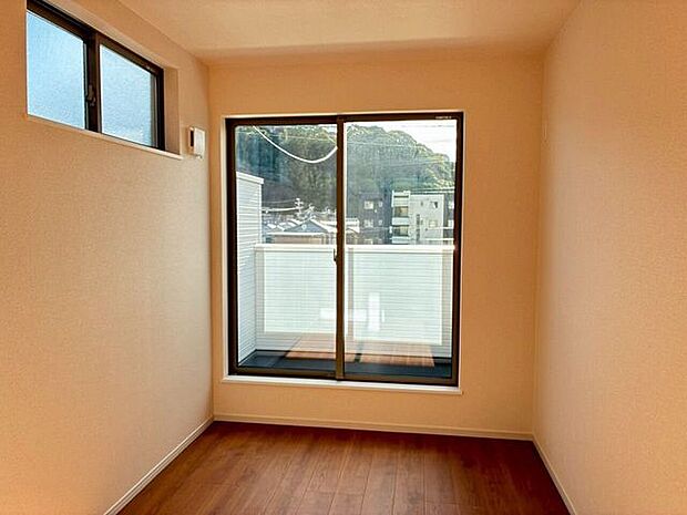 南東側洋室八幡山が一望できます