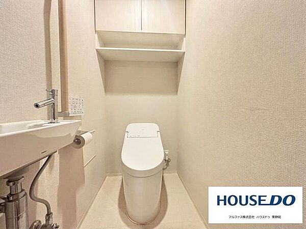 手洗い場が設置された温水洗浄便座付のトイレです。トイレに手洗い場がありますので綺麗好きの方にも安心いただけますね。