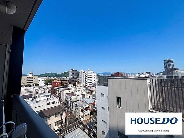 バルコニーからの眺望です。全面に建物がなく、光と風を呼び込んでくれます。