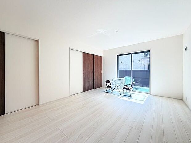 掃き出し窓からは外の景色を楽しめ、開放感たっぷり。お気に入りのソファに座って、映画鑑賞や家族団らんの時間を過ごしませんか?