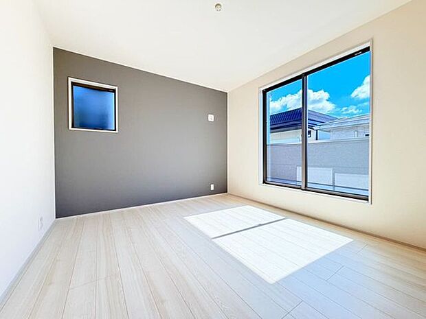 明るい陽光が差し込む主寝室で、心地よい朝を迎えませんか?休日はバルコニーでゆっくり朝食を楽しんだり、 WIC.でお気に入りの服を選んだり。自分だけの特別な空間で、毎日を自分らしく過ごせます♪