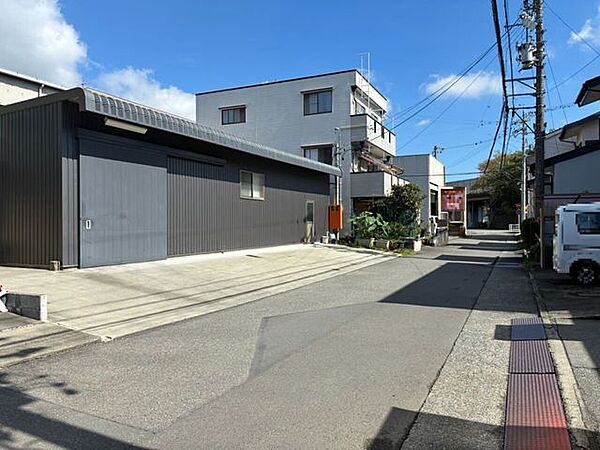 物件前面道路は、舗装が行き届き、歩行者や車の通行に配慮された安全な道幅です。街灯も設置されており、夜間の通行も安心です！