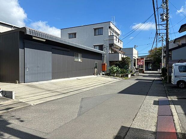 物件前面道路は、舗装が行き届き、歩行者や車の通行に配慮された安全な道幅です。街灯も設置されており、夜間の通行も安心です!