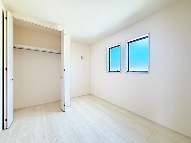 間口が大きく開く大型クローゼット付きのお部屋!服や季節のアイテムがサッと取り出せるので、お掃除やお部屋の模様替えもスムーズに。いつもすっきり整った空間で心地よく暮らせます!