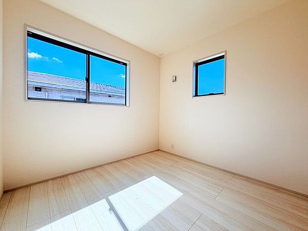 青空を切り取ったような窓からの景色が魅力的なお部屋!陽光がたっぷり注ぐ温かい空間で、心地よい朝を迎えられそうです。書斎や趣味のお部屋として静かに過ごすのにも最適ですね!