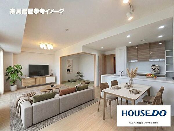 約5.0帖の和室 が隣接しています。襖を開け放てば、より広々とした大空間として活用でき、来客時やお子様の遊び場としても大活躍します！■家具はデジタルステージングのイメージです。
