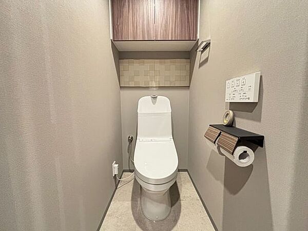 温水洗浄便座のトイレは棚付きで収納力があります。エコカラットのためにおい対策も◎
