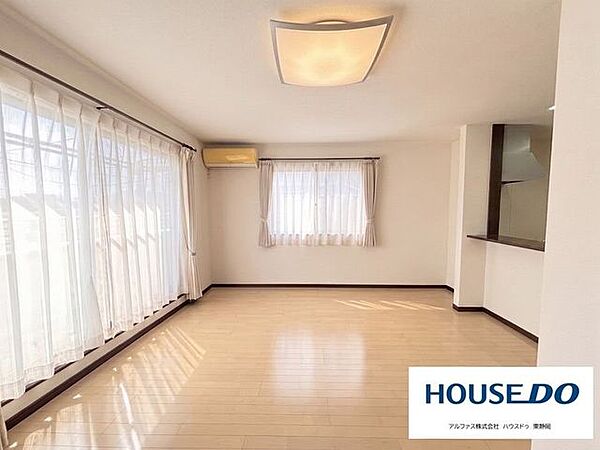 2階リビングです。床材がライトブラウンでお部屋全体を明るくしてくれます。※AIを使用した家具消し加工をしています。現況をご確認ください。