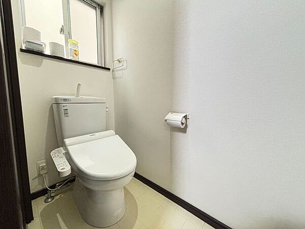 2階トイレです。窓付、温水洗浄便座付で機能性と掃除もしやすい！※AIを使用した家具消し加工をしています。現況をご確認ください。