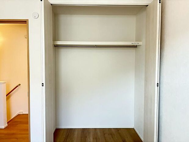 衣類をすっきりと掛けられるハンガーパイプと、上部に荷物を置ける便利な枕棚付きのクローゼットです。開口部が広く、物の出し入れもスムーズ。お部屋の生活感を隠して、すっきりとした空間を保てます。