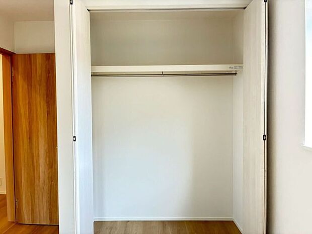 衣類をすっきりと掛けられるハンガーパイプと、上部に荷物を置ける枕棚付きのクローゼットです。大きく開く扉で衣類や小物の出し入れもスムーズ。生活感をすっきり隠し、お部屋を広々と使える設計です。