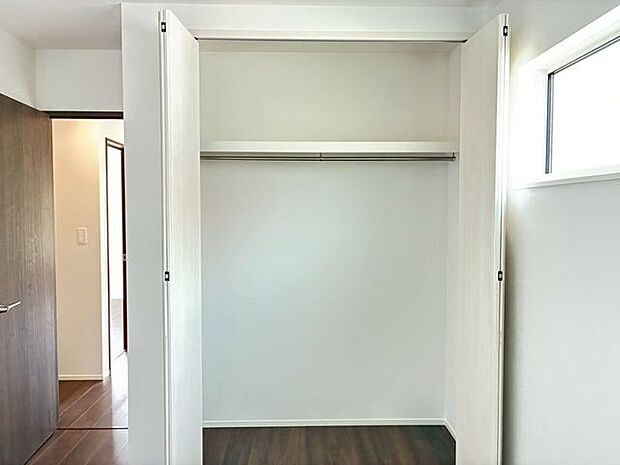 お部屋をすっきりと保てるクローゼットを備えています。開口部が広い折れ戸により、荷物や衣類の出し入れもスムーズです。枕棚とハンガーパイプで整理しやすく、隣接する窓で換気もしやすい配慮された設計です。