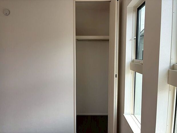 お部屋をすっきりと保てるクローゼットを備えています。枕棚とハンガーパイプにより、衣類や小物も整理して収納可能です。窓が隣接しており、こまめな換気で湿気対策がしやすい設計となっているのもポイントです。