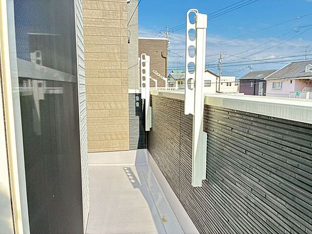 周囲に視界を遮る高い建物が少なく、心地よい風と陽射しを取り込める開放的なバルコニーです。便利な物干し金物があらかじめ設置されており、晴れた日には、毎日の洗濯物やお布団も気持ちよく干すことができます。