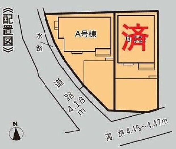 西側と南東側の2面が道路に面した、日当たりや開放感を得られやすい角地のような敷地形状です。敷地前面にはゆとりあるスペースが確保されており、毎日の車の出し入れや駐車もしやすい配置となっています。