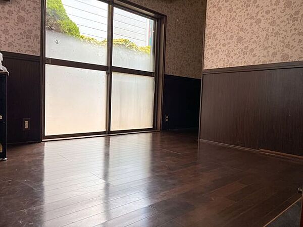 1階洋室大きな窓から心地よい光が差し込みます。客間やテレワーク用の書斎など、ライフスタイルに合わせて多用途に活用できる空間です。