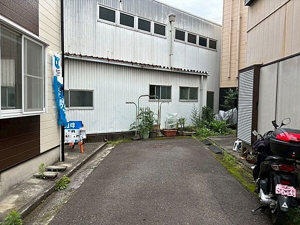 車通りの少ない道路です。