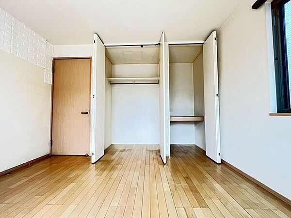 約7帖洋室壁面には折れ戸仕様の収納が2箇所設けられています。内部にはハンガーパイプや棚板が備えられ、衣類や日用品など用途に応じた整理が可能な設計です。