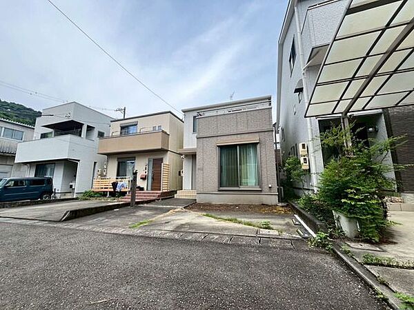 右側からの外観写真になります。
