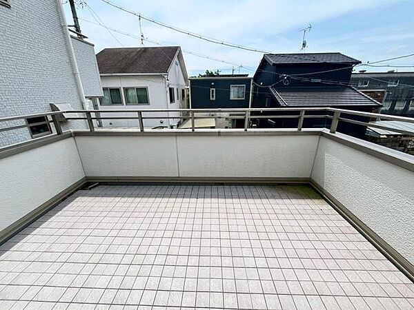 周囲には手すりが備えられています。上部が開放された造りにより、採光や通風を確保しやすい環境です。多目的な用途に対応可能な広さが確保されています。