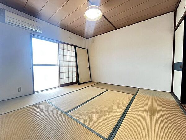 約8帖の和室です。広々としています。ダイニングの隣に位置しており、扉を開放すれば広めのリビングとしても活用できそうです。