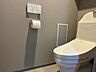トイレ：温水洗浄便座のトイレです。グレーの壁紙が落ち着いた空間を演出します。