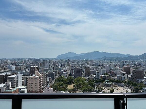 バルコニーからの眺望です。17階の為静岡市内を一望できます。