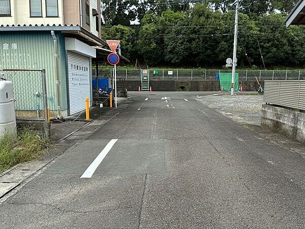 物件の前面道路は舗装されており、交通量も比較的少なく、静かで落ち着いた住環境です！