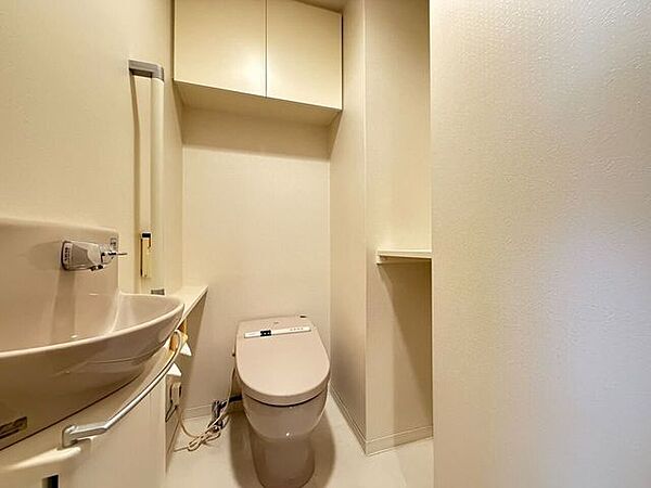 トイレには手洗いと収納が充実しております。空間が広く取られており、圧迫感なく利用できます。