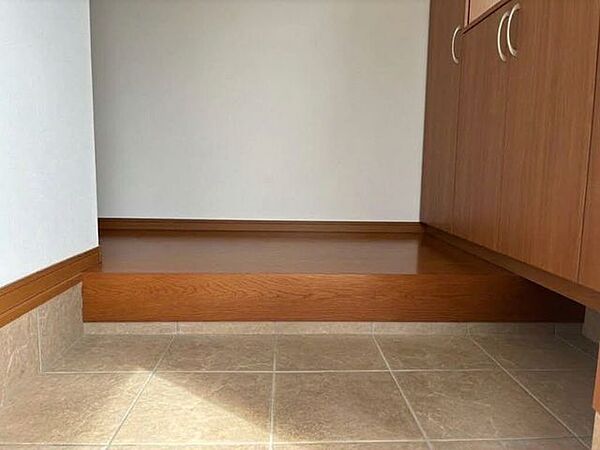 すっきり整頓できるシューズボックス付きの玄関。家族みんなを心地よく迎えてくれます。※生成AIを使用した家具消し加工をしています。現況をご確認ください