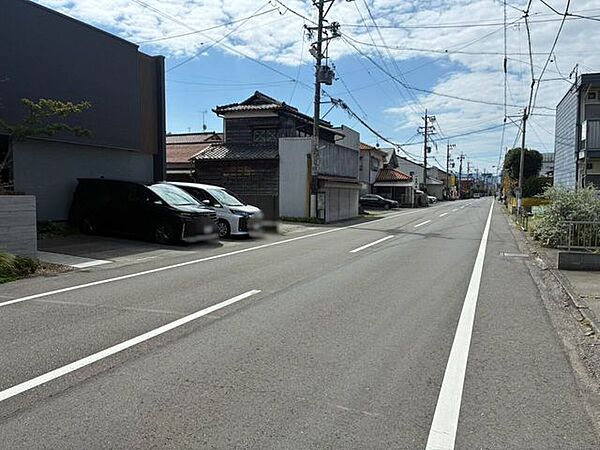 幅員約9.3mの広々とした南側道路。車の出し入れもスムーズに行えて毎日の運転も安心です