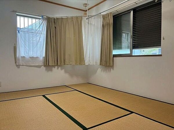 心が落ち着くシンプルな和室空間。来客用の客間としても、日常の寛ぎスペースとしても便利です。※生成AIを使用した家具消し加工をしています。現況をご確認ください