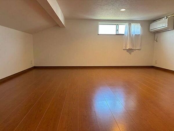屋根裏収納部屋季節の衣類や思い出の品もスッキリ収まる屋根裏収納！住空間をひろびろ使えます。※生成AIを使用した家具消し加工をしています。現況をご確認ください