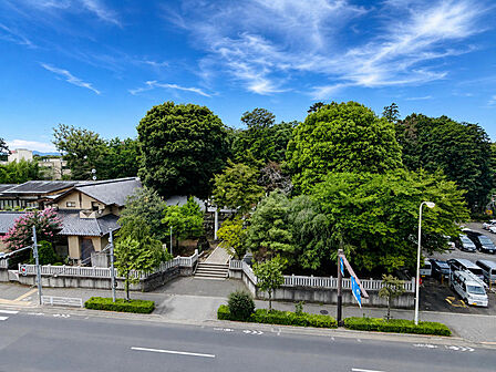 西側バルコニーからの眺望　神社を一望