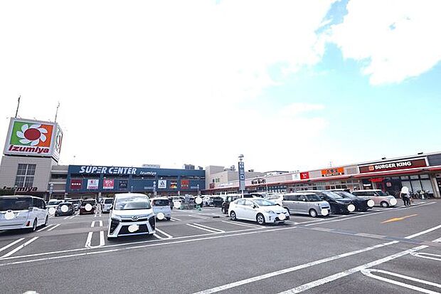 イズミヤショッピングセンター八尾セリア・無印良品・バーミヤン・バーガーキングケンタッキー・ミスタードーナツ・ワンラブ等 700m