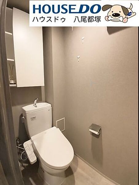 トイレに収納があり、トイレットペーパーや、お掃除洗剤などをまとめて収納できるため、生活感が出やすいアイテムを視界からシャットアウトできます！