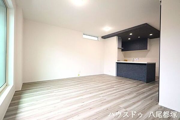 大きな窓からは明るい日差しが差し込みます☆