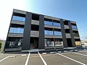 佐々駅よりバス5分 徒歩4分 築1年8ヶ月 3階建の賃貸物件