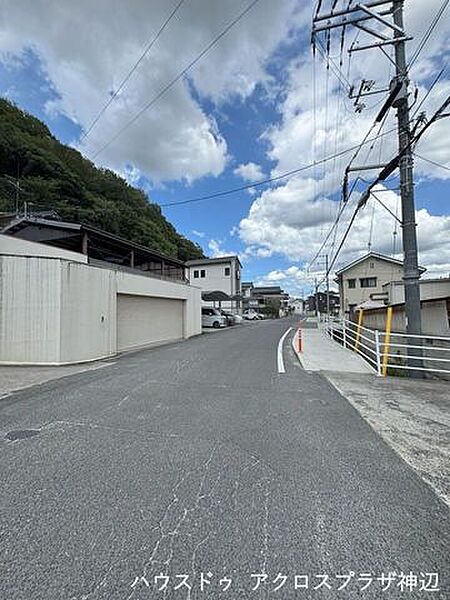 【北側進入路幅員約6.3ｍ】進入路は幅が広くお車での出入もしやすいです。