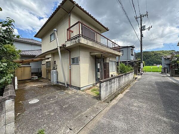 【現地外観写真】間口は約9.8ｍあり、開放感のある整形地です。