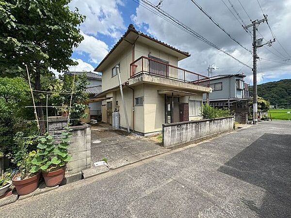 【現地外観写真】間口が広く陽当り良好です。