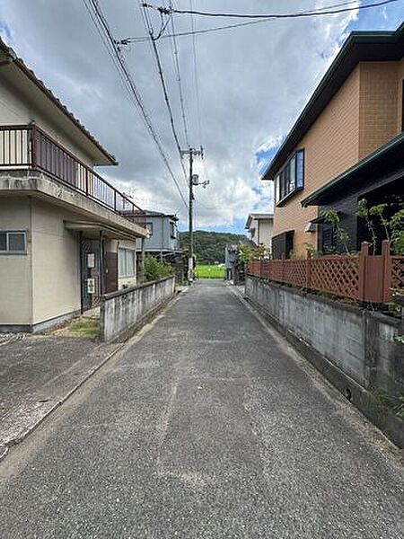 【西側私道幅員約4.0ｍ】交通量が少なく、小さなお子様がいるご家庭でも安心です。