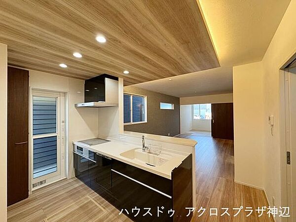【LDK16.5帖】リビング・ダイニングが一体となった空間により、奥行きを演出。