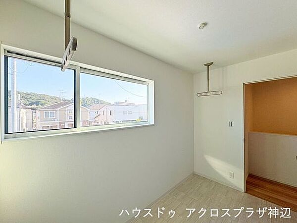 サンルームに面した明るい洋室。ウォークインクローゼット完備しており、部屋を広く使うことができます。
