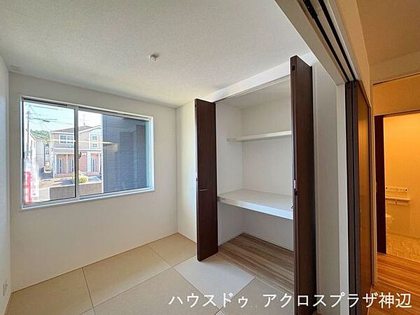 【和室】収納完備の和室です。来客用の寝具も収納可能です