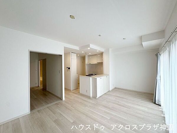 【LDK15.5帖】陽当りの良い15.5帖のLDKは、併設の洋室と併せて広くお使いいただけます。