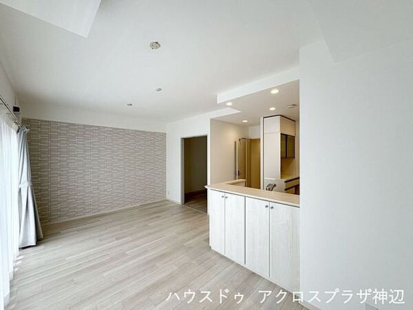 【リビングダイニング】壁は、エコカラットに仕様変更されており、お部屋の調湿・防臭に効果的です。
