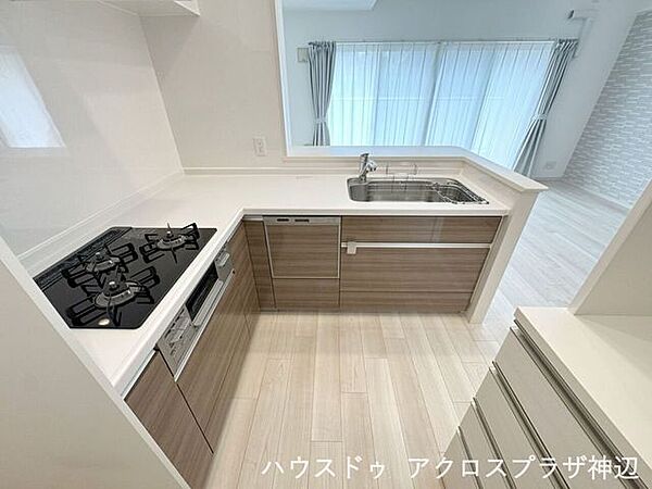 【キッチン】作業動線が短く、家事効率の良いL字キッチンです。ガスコンロ新品交換済みです。