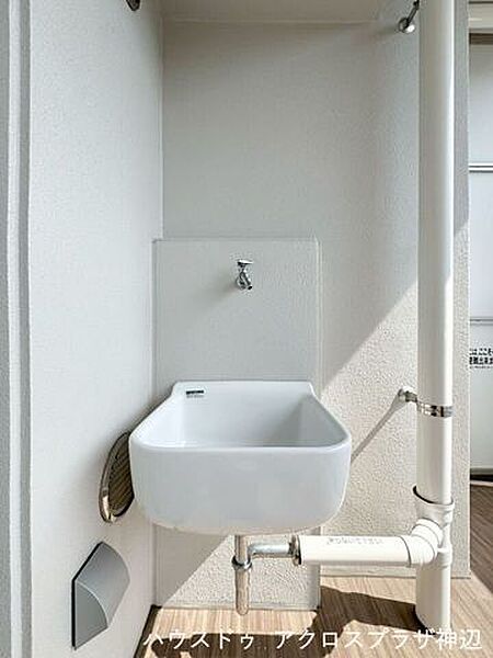 【スロップシンク】バルコニーには、汚れ物も気兼ねなく水洗いできるスロップシンクがございます。