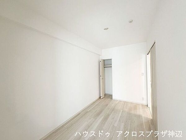 【洋室5帖】リビング併設の洋室は、廊下側からも出入りができます。
